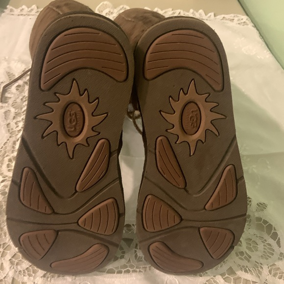 UGG BOOTS. Tall brown leather. Genuine sheepskin.S/N 5122.Size 8 - Picture 9 of 10